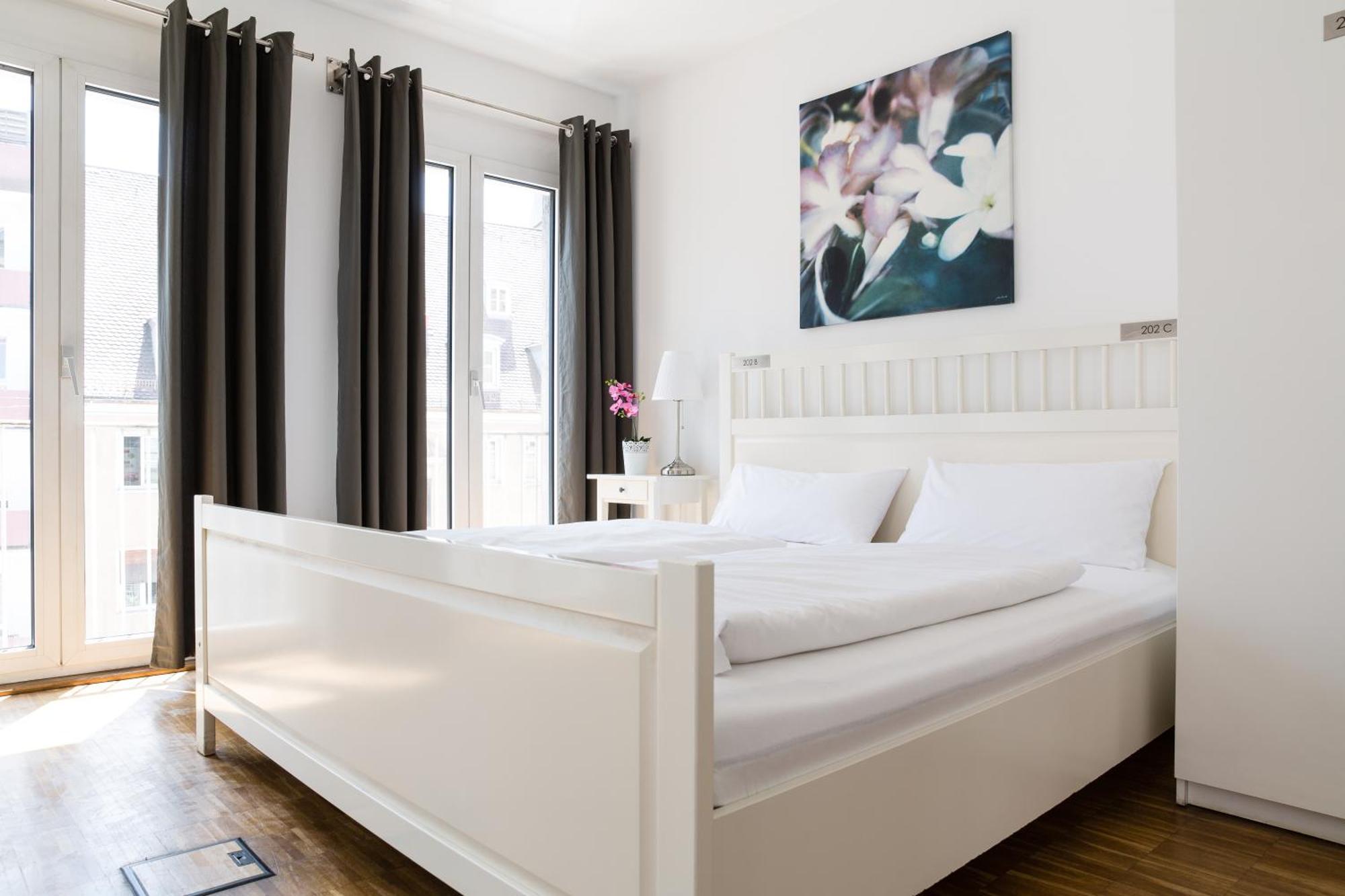 Nonstop Hotel Augsburg - Ubernacht - Hostelhotelhome ภายนอก รูปภาพ