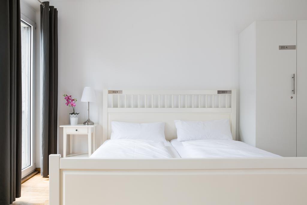 Nonstop Hotel Augsburg - Ubernacht - Hostelhotelhome ภายนอก รูปภาพ