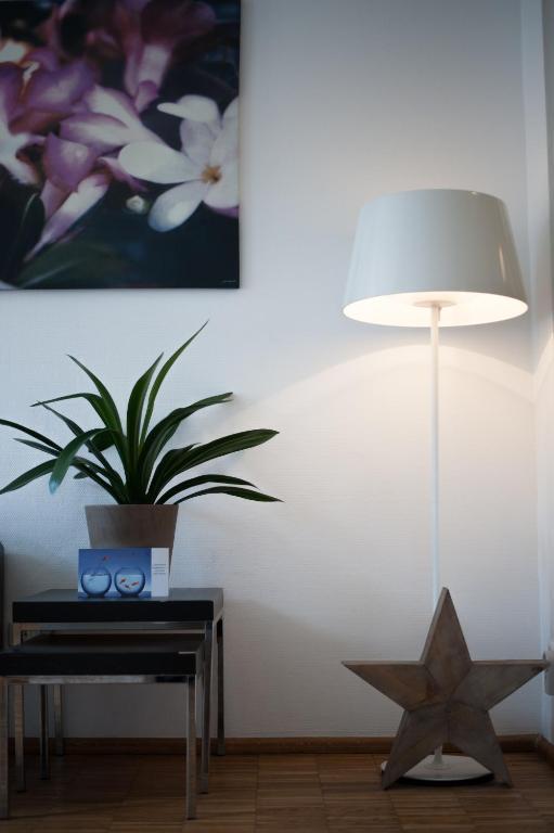 Nonstop Hotel Augsburg - Ubernacht - Hostelhotelhome ภายนอก รูปภาพ