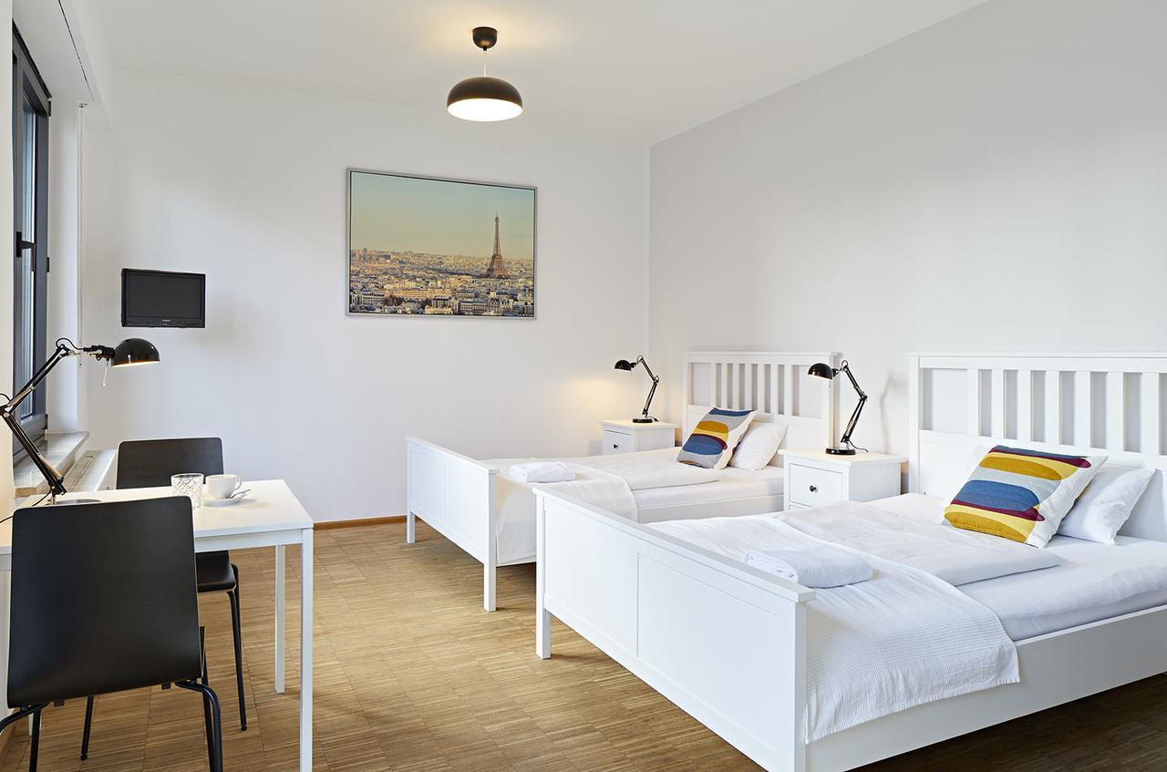 Nonstop Hotel Augsburg - Ubernacht - Hostelhotelhome ภายนอก รูปภาพ