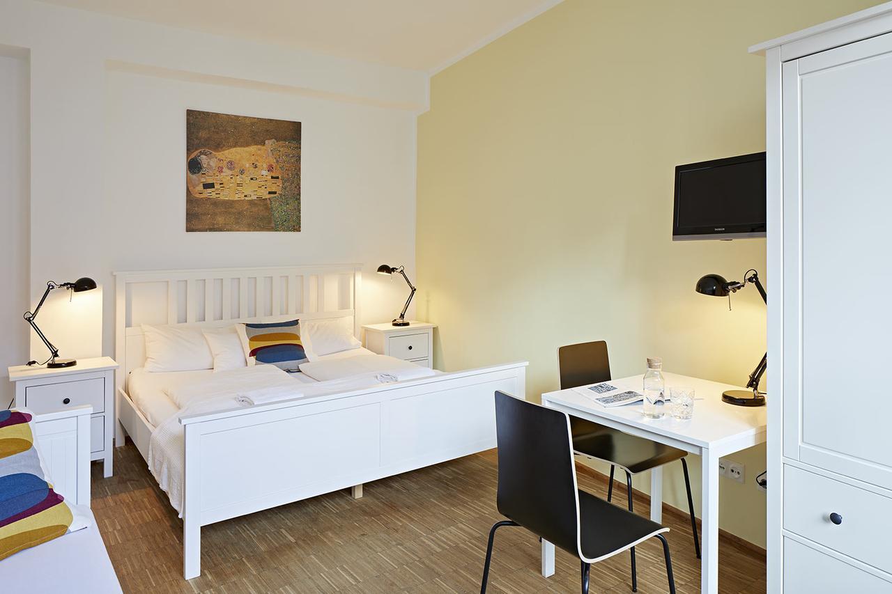 Nonstop Hotel Augsburg - Ubernacht - Hostelhotelhome ภายนอก รูปภาพ